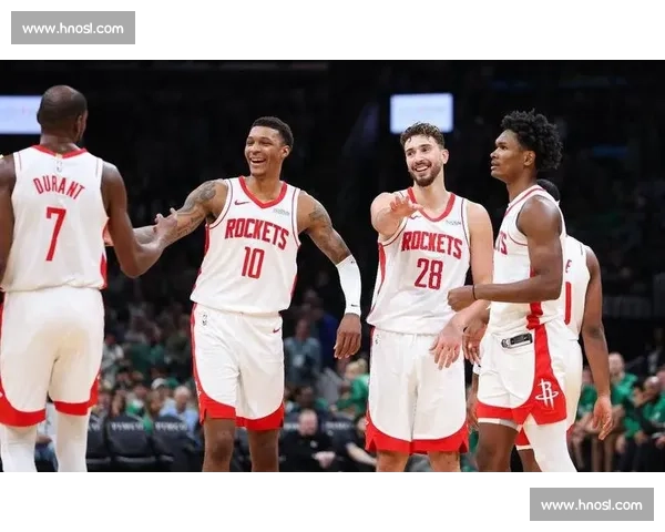 火箭季前赛迎战马刺 新老球员齐亮相展现实力与潜力